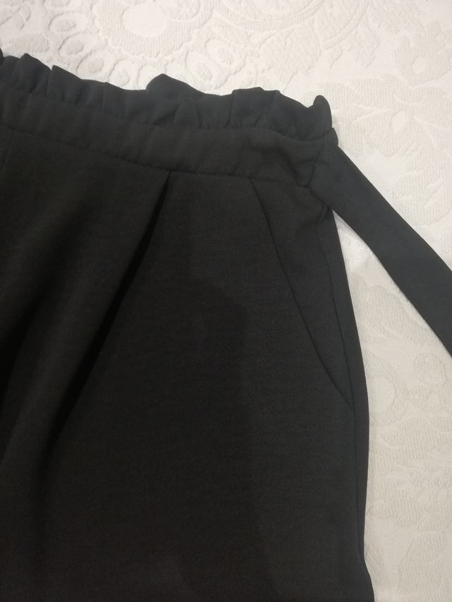 pantalón negro corto Stradivarius.