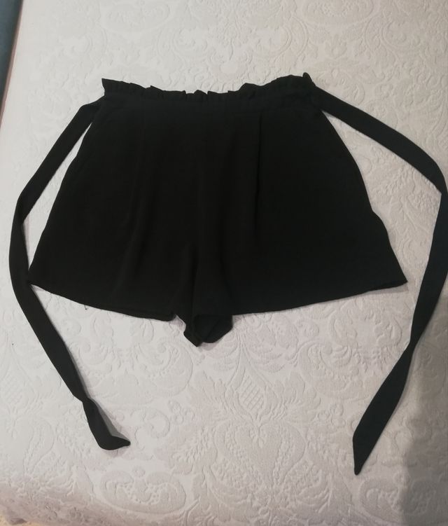 pantalón negro corto Stradivarius.