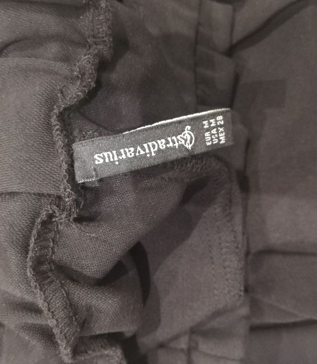 pantalón negro corto Stradivarius.