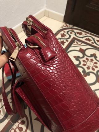 Maletín Rojo efecto serpiente Parfois de segunda mano por 35 EUR en Los  Barrios en WALLAPOP