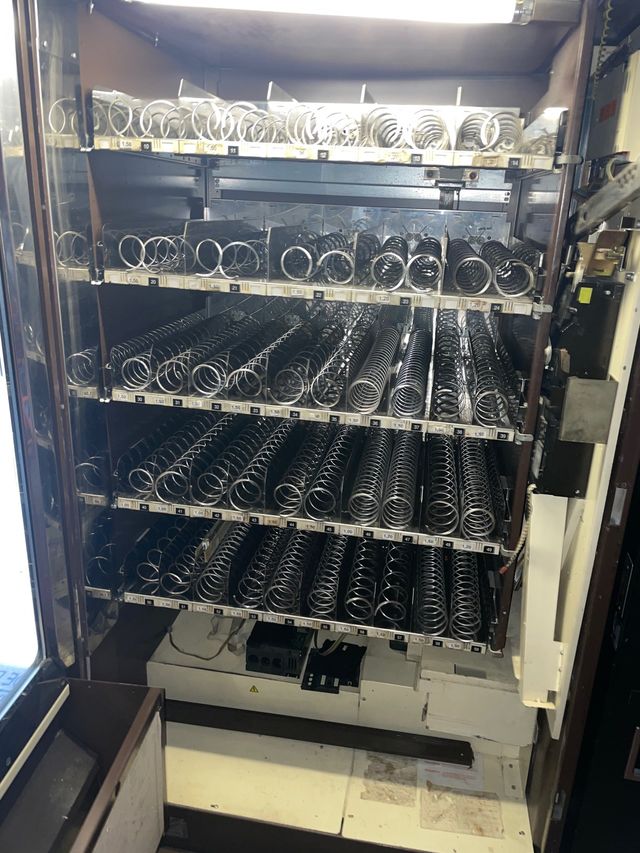 MÁQUINA EXPENDEDORA VENDING