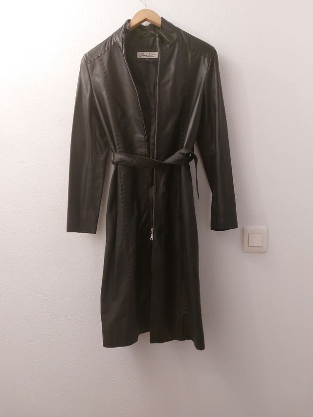 Abrigo de piel negro.