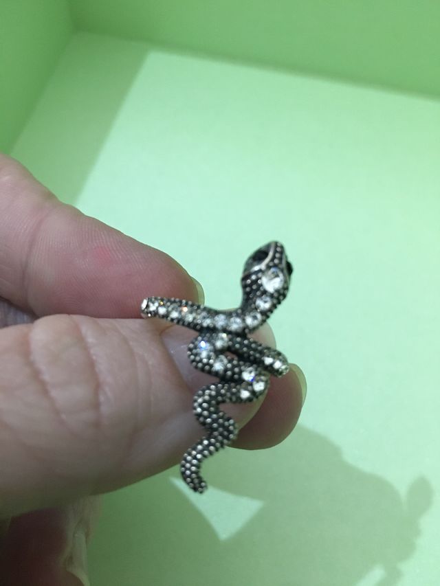 Anillo de plata de ley con circonitas. Nuevo.