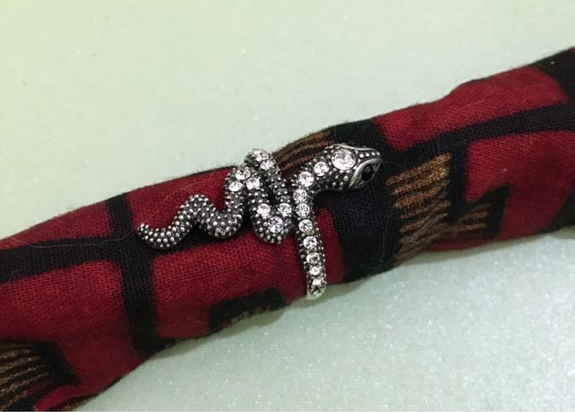 Anillo de plata de ley con circonitas. Nuevo.