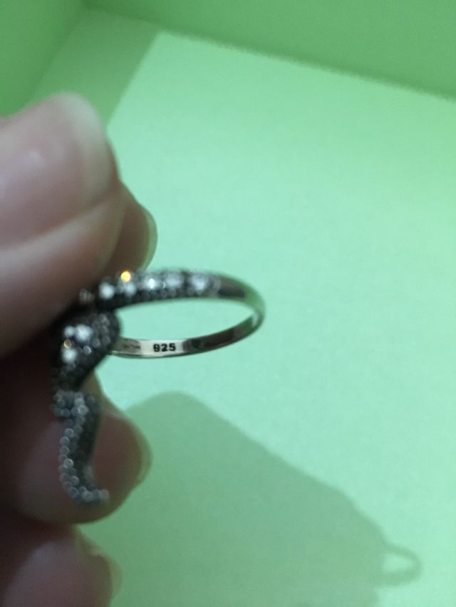Anillo de plata de ley con circonitas. Nuevo.
