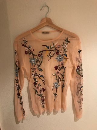 Blusa Flores transparente Zara de segunda mano por 15 EUR en Alcalá de  Henares en WALLAPOP
