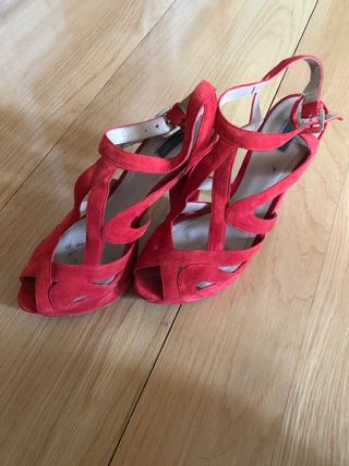 Sandalias de tacón Rojas Zara de segunda mano por 12 EUR en Madrid en  WALLAPOP