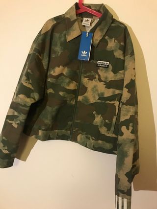 Chaqueta de camuflaje ADIDAS ORIGINALS con etiquet de segunda mano por  33,95 EUR en Sevilla en WALLAPOP