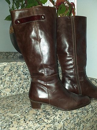 Botas marrones piel de segunda mano por 55 EUR en Llíria en WALLAPOP