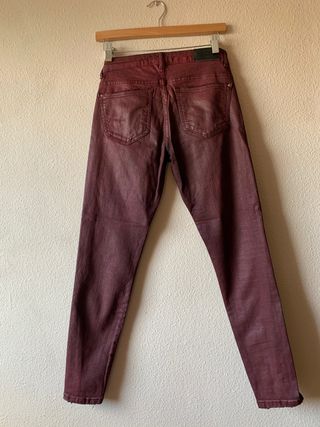 Pantalón pitillo granate encerado Zara de segunda mano por 5 EUR en O  Birloque en WALLAPOP