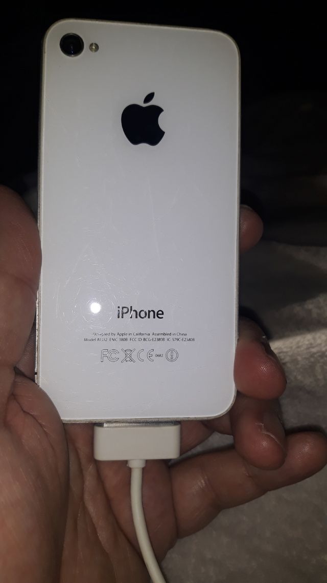 iphone 4 o 4S y cargador para el mismo