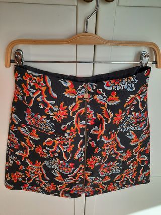 Falda negra y flores Zara. de segunda mano por 5 EUR en Logroño en WALLAPOP