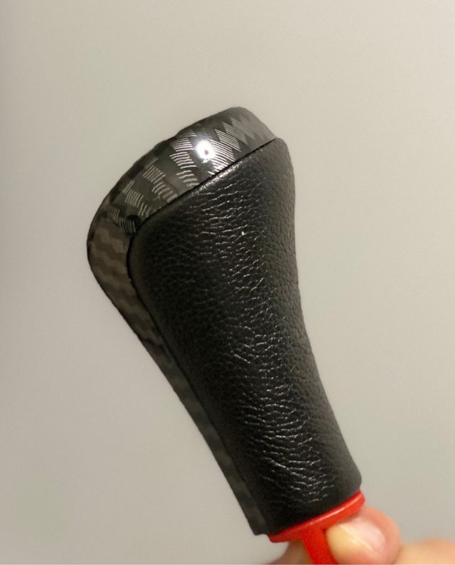 Pomo marchas coche cuero y fibra carbono