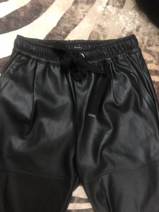 Pantalón cuero Bershka de segunda mano por 25 EUR en Villacadima en WALLAPOP