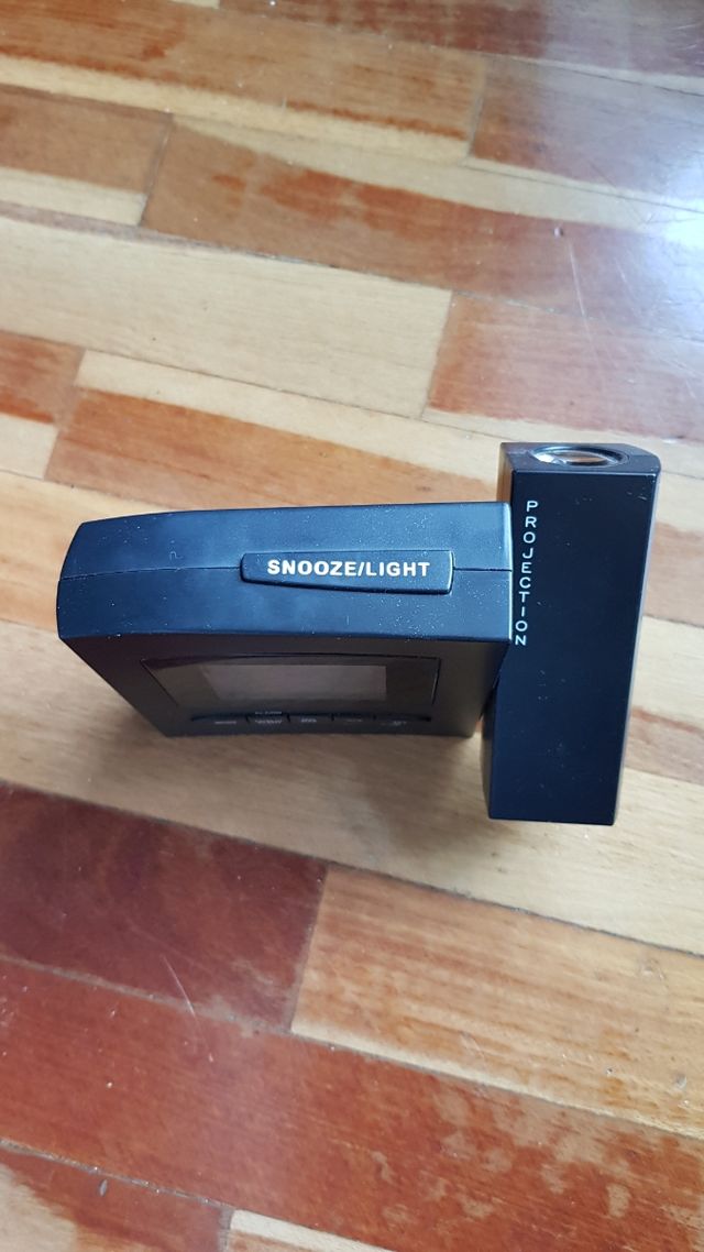 Reloj despertador con proyector