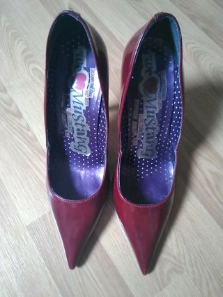 Zapatos tacón Mustang número 37 de segunda mano por 8 EUR en Villanueva de  la Torre en WALLAPOP