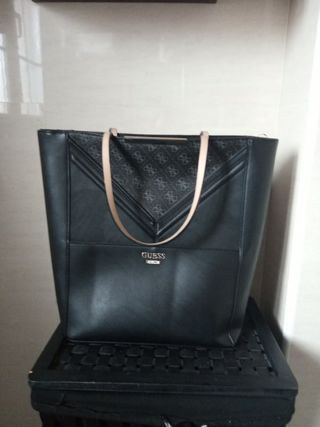 Bolso grande Guess de segunda mano por 50 EUR en Guadalajara en WALLAPOP