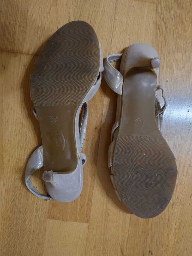 Sandalias doradas.