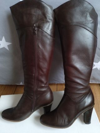 Bota alta piel marron de segunda mano por 139 EUR en Calahorra en WALLAPOP