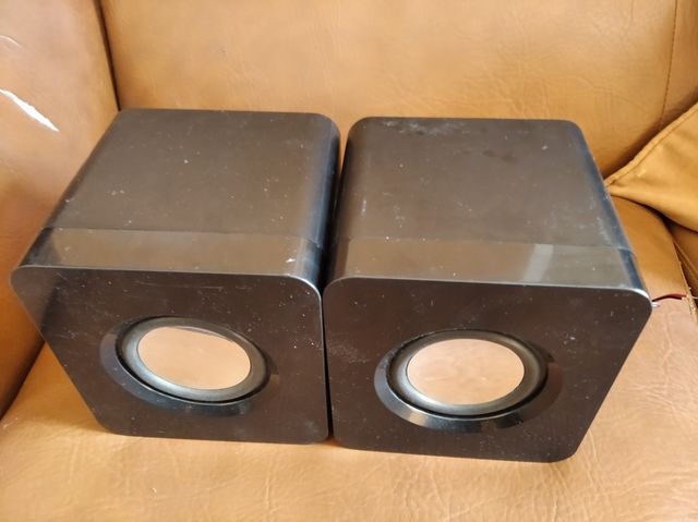 Dos altavoces pequeños