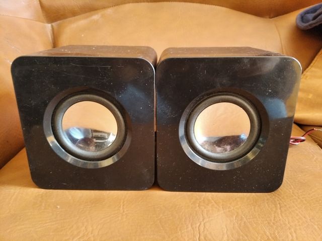 Dos altavoces pequeños