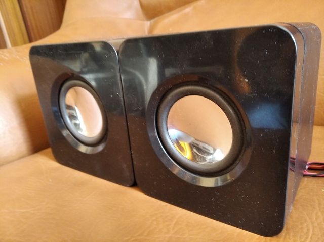 Dos altavoces pequeños