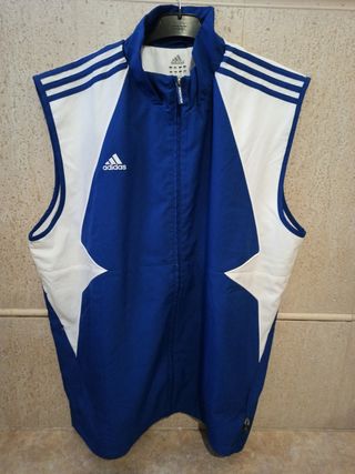 Sudadera sin mangas Adidas a estrenar de segunda mano por 10 EUR en Camas  en WALLAPOP