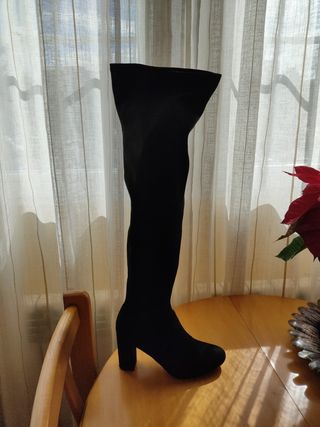 BOTAS ALTAS POR ENCIMA DE LA RODILLA de segunda mano por 12 EUR en Leganés  en WALLAPOP