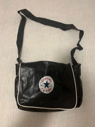 Bandolera Converse all star negra de segunda mano por 12 EUR en  Vitoria-Gasteiz en WALLAPOP