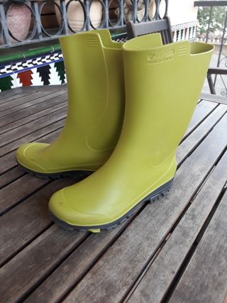 Botas agua Decathlon talla 31\\/32 de segunda mano por 2 EUR en Arroyo de La  Miel en WALLAPOP