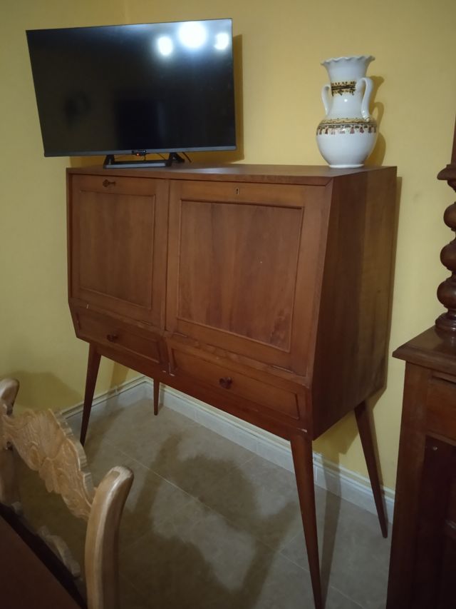 Mueble aparador de cerezo. de segunda mano por 250 € en As Pontes de