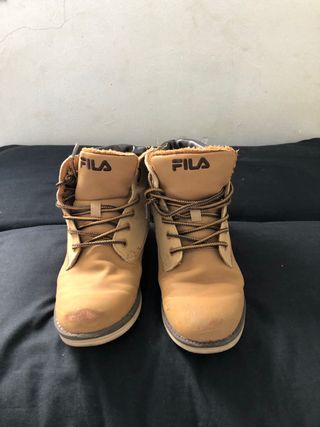 BOTAS DE NIÑO ORIGINAL MARCA FILA 10€ TALLA 34 de segunda mano por 10 EUR  en Badalona en WALLAPOP