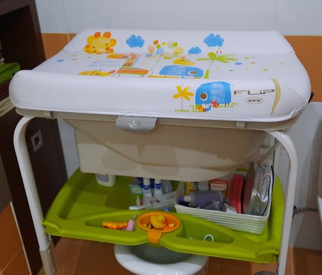 Bañera con cambiador Flip de Jané