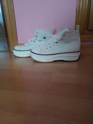 Zapatillas plataforma estilo converse de segunda mano por 17 EUR en Alcoy  en WALLAPOP