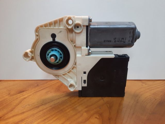 MOTOR ELEVALUNAS DERECHO DELANTERO 1T0959702