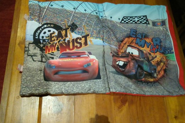 COJIN GUARDA PIJAMA RAYO MCQUEEN  CON ETIQUETA