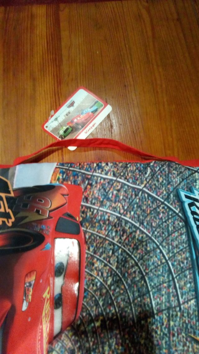 COJIN GUARDA PIJAMA RAYO MCQUEEN  CON ETIQUETA