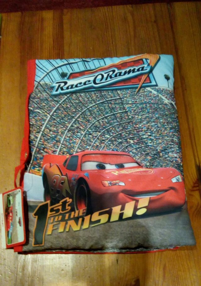 COJIN GUARDA PIJAMA RAYO MCQUEEN  CON ETIQUETA
