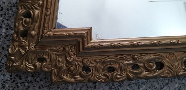 Espejo antiguo con marco dorado