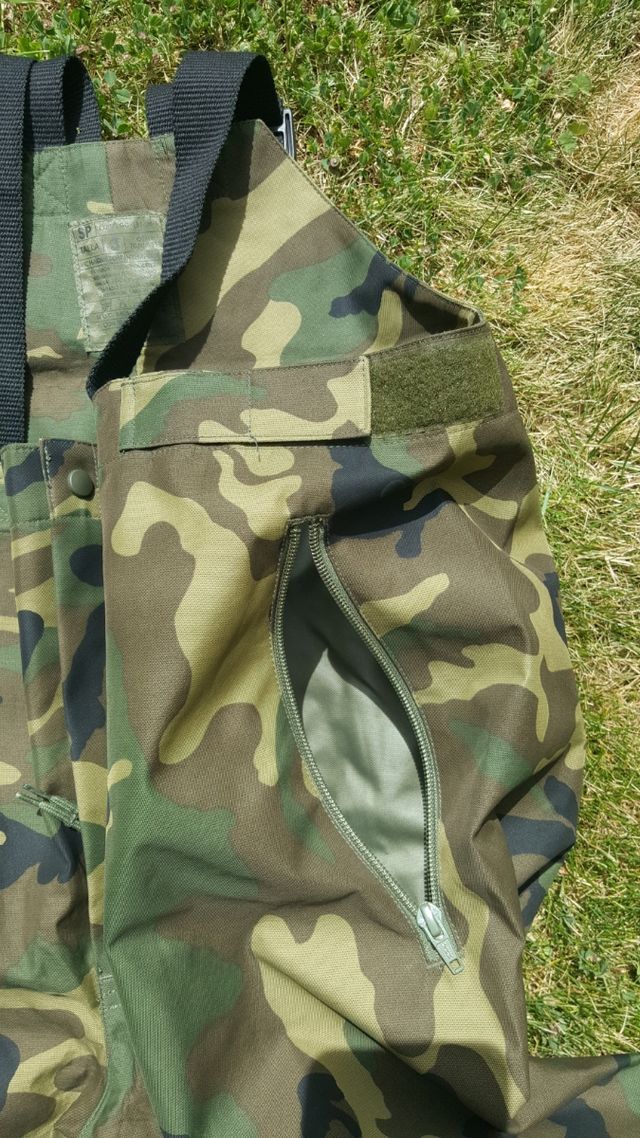 Traje intemperie mimetizado boscoso.