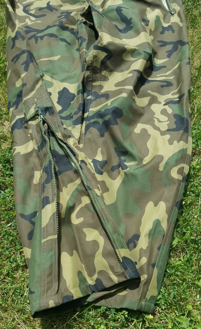 Traje intemperie mimetizado boscoso.