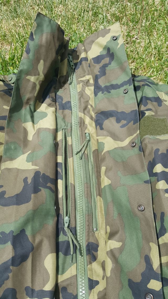 Traje intemperie mimetizado boscoso.