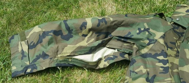 Traje intemperie mimetizado boscoso.