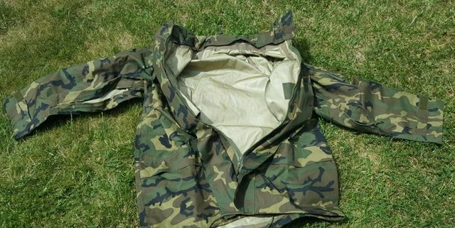 Traje intemperie mimetizado boscoso.