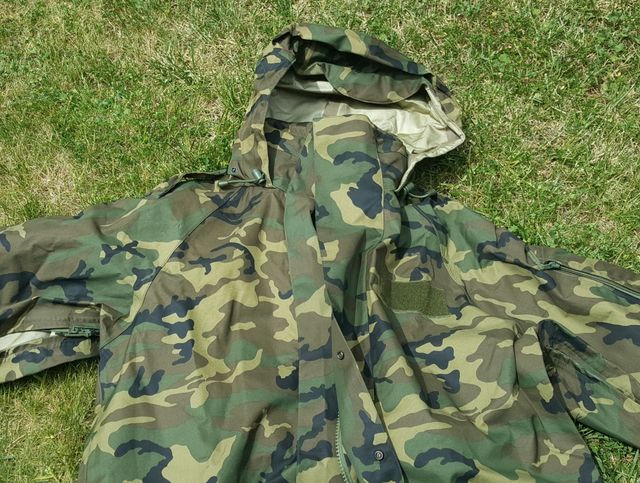 Traje intemperie mimetizado boscoso.