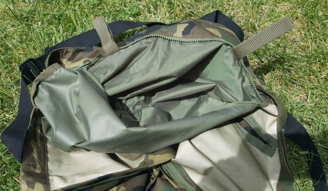 Traje intemperie mimetizado boscoso.