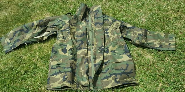 Traje intemperie mimetizado boscoso.