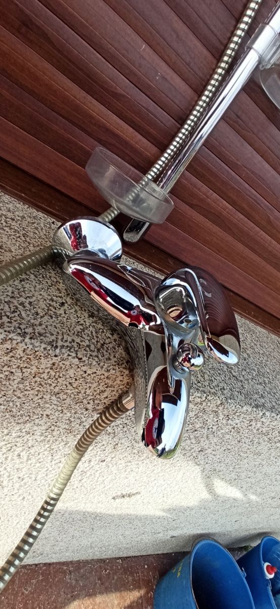 Grifo de ducha con soporte marca HANSGROHE