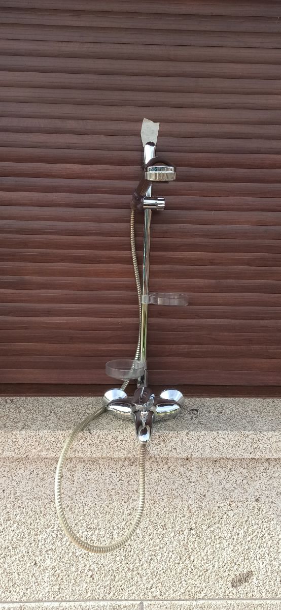 Grifo de ducha con soporte marca HANSGROHE