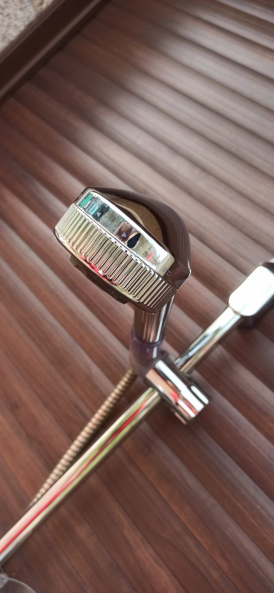 Grifo de ducha con soporte marca HANSGROHE